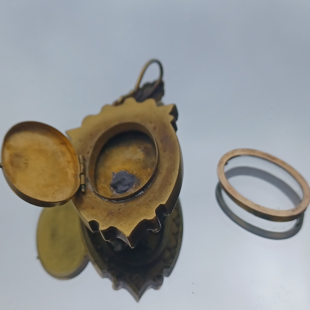 Antique showstopper!!! This amazing antique locket is so beautiful! - Picture 4 of 5